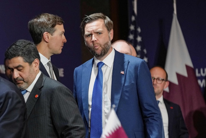 Außenminister JD Vance (m.) in der Schweiz, links neben ihm Trumps Schwiegersohn Jared Kushner, ...
