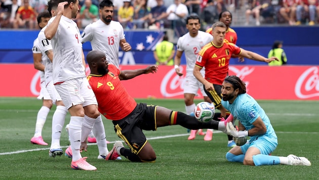 Romelu Lukaku rutscht Irans Keeper Alireza Beirandvand in die Parade.