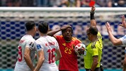 Belgiens Nathan Ngoy sah in der 66. Minute die Rote Karte.