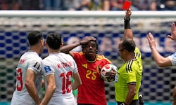 Belgiens Nathan Ngoy sah in der 66. Minute die Rote Karte.