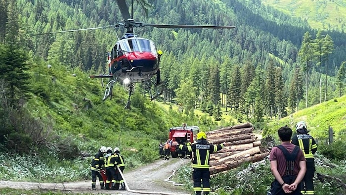 Auch der Polizeihubschrauber kam bei Löscharbeiten zum Einsatz.