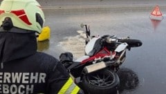 Der Lenker des Bikes wurde schwer verletzt ins Krankenhaus gebracht.