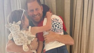 Prinz Harry kuschelte zum Vatertag mit seinen Kindern Lilibet und Archie.