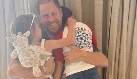 Prinz Harry kuschelte zum Vatertag mit seinen Kindern Lilibet und Archie.