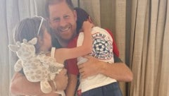 Prinz Harry kuschelte zum Vatertag mit seinen Kindern Lilibet und Archie.