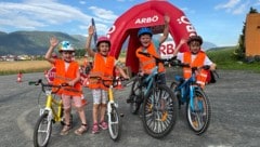 Mit Helm, Warnweste und viel Aufmerksamkeit meisterten die Kinder den Verkehrsparcours der ARBÖ ...