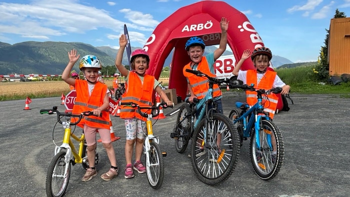 Mit Helm, Warnweste und viel Aufmerksamkeit meisterten die Kinder den Verkehrsparcours der ARBÖ ...