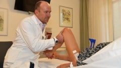 Dr. Wolfgang Kaltenbrunner kontrolliert das operierte Hüftgelenk der Patientin.