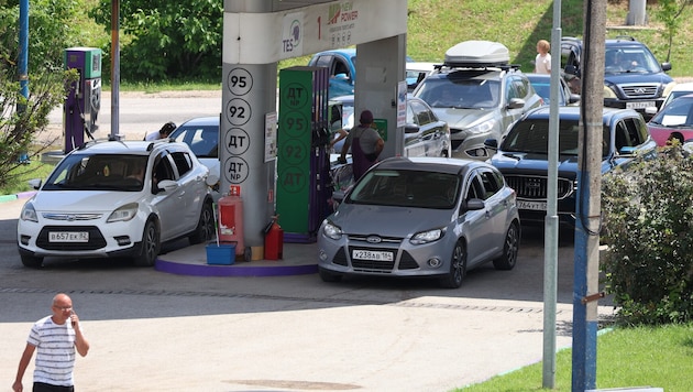 Autofahrerinnen und Autofahrer auf der Krim bekommen jetzt wieder Sprit – allerdings begrenzt ...