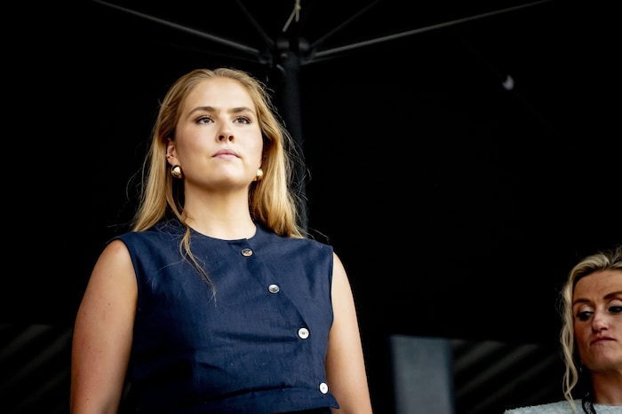 Amalia kombinierte ihren Bauchfrei-Look mit goldenen Accessoires.