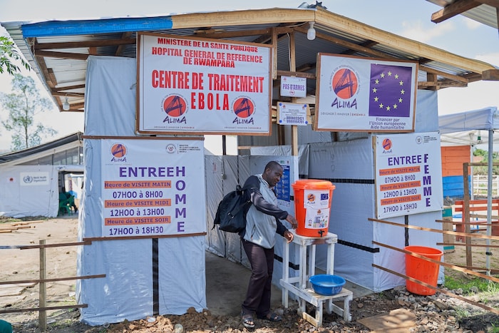 Der Eingang eines Behandlungszentrums für Ebola in Kongo