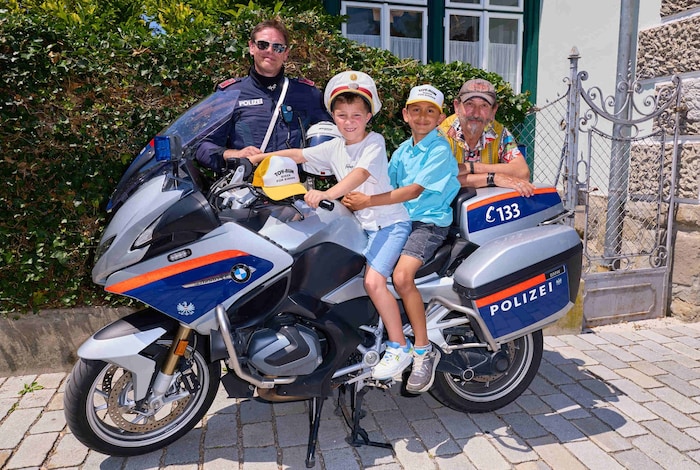 Die Polizei regelte den Verkehr perfekt ab und sorgte bei den Kindern für Aufsehen mit deren ...