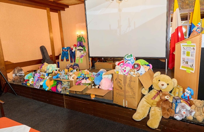 Spielzeug und Plüschtiere für die Kinder mitzubringen war „Pflicht“.