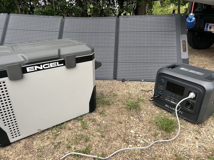 Die Engel MR040F-E Kühlbox mit der Bluetti Elite 300.