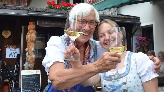 Latschenhütte-Pächterin Waltraud Notdurfter (li.) freute sich mit „Weinlehrerin“ Rebecca ...