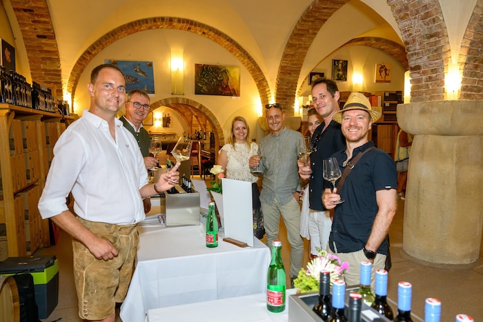 Im Weinkeller wurde bei den Ständen der 27 Weinbauern eifrig verkostet.
