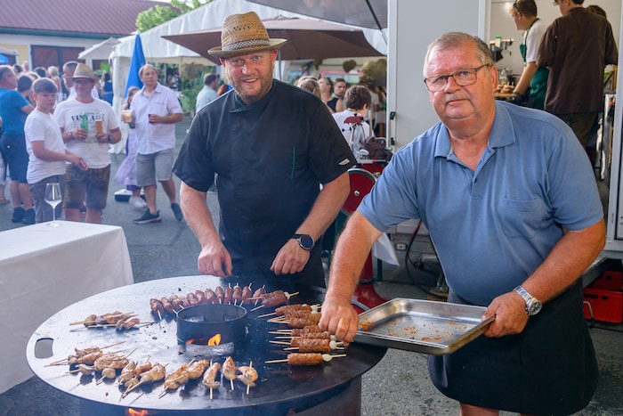 Koch Christian Abel (li.), der die seltene Schweinerasse Iberico auf seinem Sturmhof züchtet, ...
