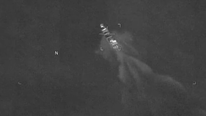 Das mutmaßliche Drogenboot kurz vor der Zerstörung durch US-Streitkräfte