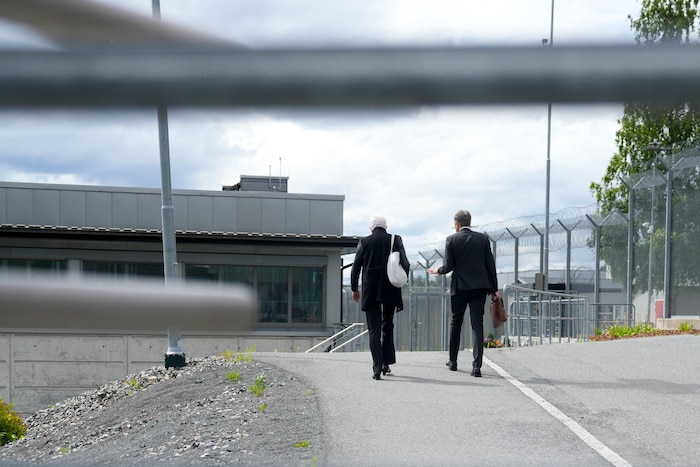Ankunft am Knast: Høibys Anwälte vor dem Hochsicherheitsgefängnis Ila