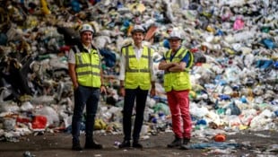 Imre Antal Rohstoffberge – Recyclingexperte Erwin Janda, Dr. Harald Hauke und Krone- Umweltredakteur Mark ...