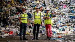 Rohstoffberge – Recyclingexperte Erwin Janda, Dr. Harald Hauke und Krone- Umweltredakteur Mark ...