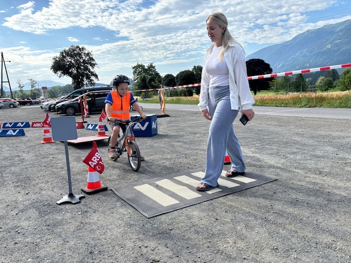Vor dem Zebrastreifen stehen bleiben: Die Kinder kennen sich mit den Verkehrsregeln aus