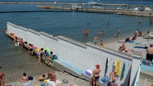 Eine Mauer in Italien, die ein bisschen an die Grenzmauer zwischen den USA und Mexiko erinnert, ...