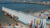 Eine Mauer in Italien, die ein bisschen an die Grenzmauer zwischen den USA und Mexiko erinnert, ...