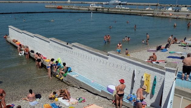 Eine Mauer in Italien, die ein bisschen an die Grenzmauer zwischen den USA und Mexiko erinnert, ...