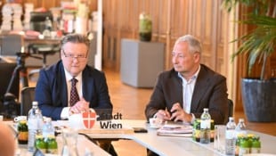 Wiens Bürgermeister Michael Ludwig und EU-Parlamentarier Abdreas Schieder (beide SPÖ) ...