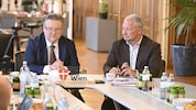 Wiens Bürgermeister Michael Ludwig und EU-Parlamentarier Abdreas Schieder (beide SPÖ) ...