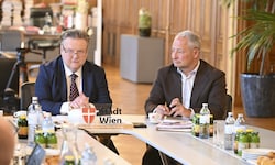 Wiens Bürgermeister Michael Ludwig und EU-Parlamentarier Abdreas Schieder (beide SPÖ) ...