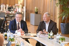 Wiens Bürgermeister Michael Ludwig und EU-Parlamentarier Abdreas Schieder (beide SPÖ) ...