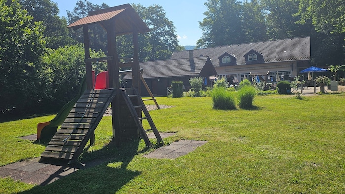Beim Kalmusbad gibt es auch ein Gasthaus und Kinderspielplätze.