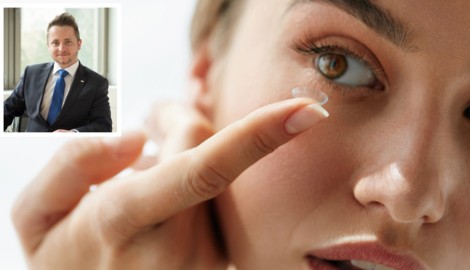 Augenoptikermeister Joseph Schauer erklärt die Ortho-K-Linsen, auch „Nachtlinsen“ genannt.