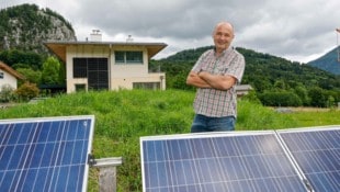 Klaus Strasser vor seinem vollkommen autarken Eigenheim in St. Gilgen
