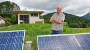 Klaus Strasser vor seinem vollkommen autarken Eigenheim in St. Gilgen