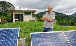 Klaus Strasser vor seinem vollkommen autarken Eigenheim in St. Gilgen
