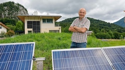 Klaus Strasser vor seinem vollkommen autarken Eigenheim in St. Gilgen