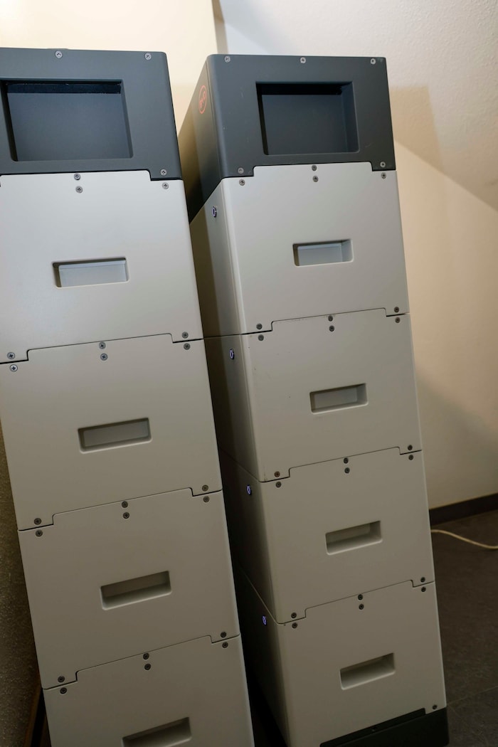 Mehr als 70 Solar-Module produzieren den Strom. Dieser wird in Batterien gespeichert. Die exakte ...