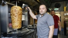 Beim Grill des Kebab-Spießes ist schwitzen vorprogrammiert.