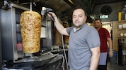 Beim Grill des Kebab-Spießes ist schwitzen vorprogrammiert.