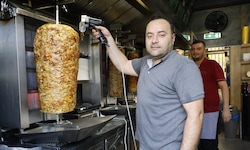 Beim Grill des Kebab-Spießes ist schwitzen vorprogrammiert.