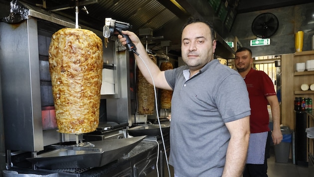 Beim Grill des Kebab-Spießes ist schwitzen vorprogrammiert.
