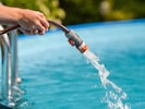 Das Befüllen privater Pools mit Trinkwasser löste heuer Debatten aus.