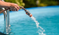 Das Befüllen privater Pools mit Trinkwasser löste heuer Debatten aus.