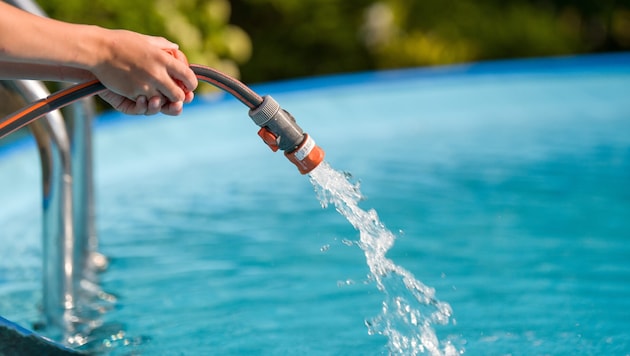 Das Befüllen privater Pools mit Trinkwasser löste heuer Debatten aus.