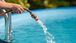 Das Befüllen privater Pools mit Trinkwasser löste heuer Debatten aus.