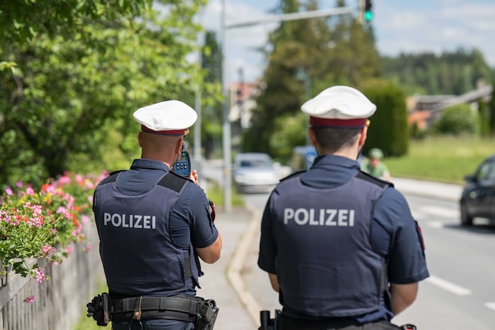 Zu schaffen machen die hohen Temperaturen auch den Beamten der Polizei.