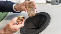 Altglas ist ein wertvoller Rohstoff – jede richtig entsorgte Glasverpackung schont Ressourcen ...